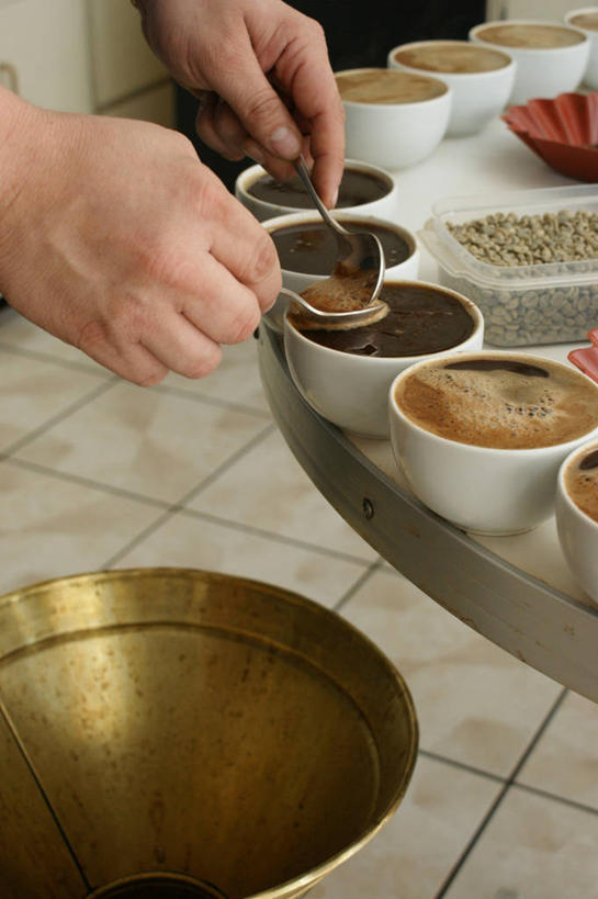 中年人,手,竖图,准备,朦胧,模糊,咖啡杯,咖啡壶,杯,拿着,饮食,人体,摄影,多样,清新,上菜,热饮,彩图