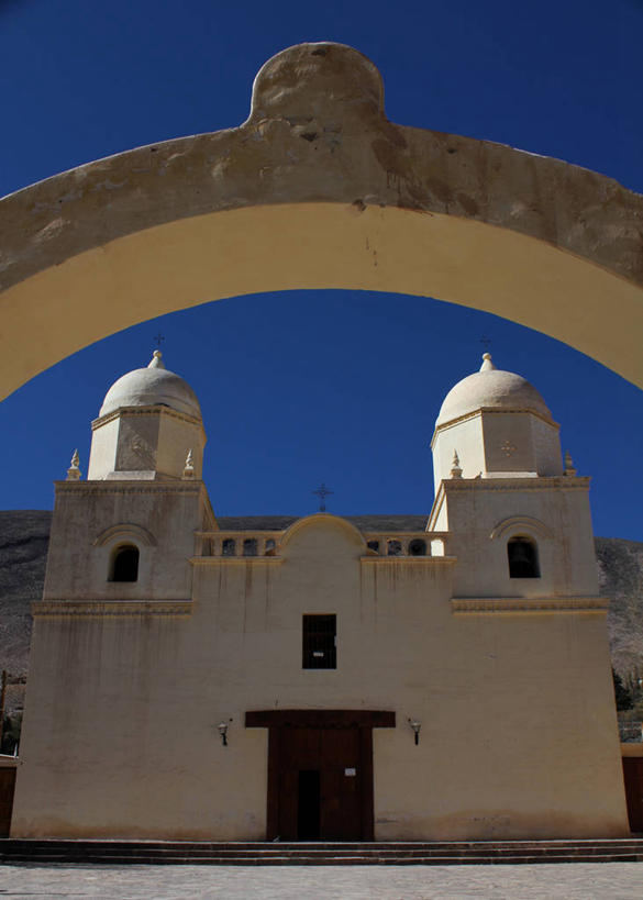 无人,教堂,竖图,室外,白天,留白,正面,仰视,建筑,阿根廷,十字架,拱门,钟楼,台阶,蓝色,白色,南美,摄影,宗教,宁静,基督教,拉丁美洲,圆顶建筑,胡胡伊省,彩图,低角度拍摄