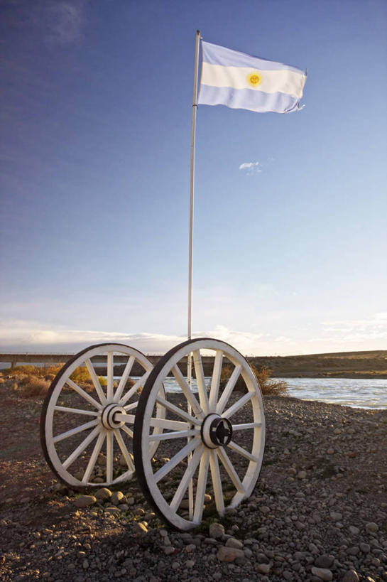 竖图,室外,骄傲,河流,风,阿根廷,车轮,摄影,爱国主义,万里无云,巴塔哥尼亚,帆樯,桅竿,彩图,阿根廷国旗,帆柱