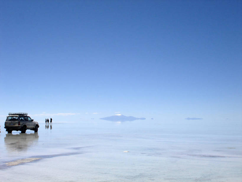 三个人,横图,室外,白天,留白,旅游,度假,探险,友谊,旅途,美景,水,汽车,玻利维亚,行人,游客,游人,朦胧,模糊,反射,地形,景观,娱乐,路人,旅客,车,风景,自然,交通工具,享受,休闲,景色,南美,放松,运输,摄影,宁静,停止,拉丁美洲,自然风光,载具,暂停,停滞,万里无云,过客,冒险,步行,彩图,旅行,多功能车