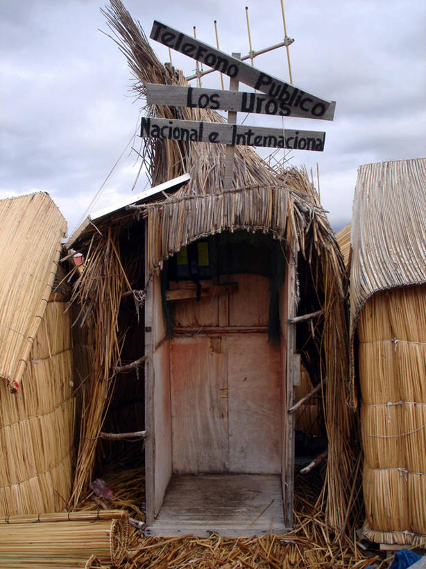 无人,竖图,室外,白天,正面,通讯,秘鲁,木制,稻草,破坏,电话亭,破损,南美,摄影,英文字母,宁静,损坏,拉丁美洲,的的喀喀湖,电话机,彩图