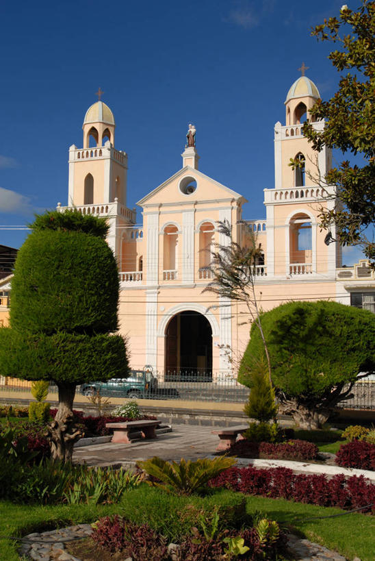 无人,教堂,竖图,室外,白天,火山,植物,建筑,厄瓜多尔,钟楼,树,南美,摄影,宁静,南美洲,拉丁美洲,美洲,亚美利加洲,南亚美利加洲,厄瓜多尔共和国,死火山,彩图,钦博拉索山