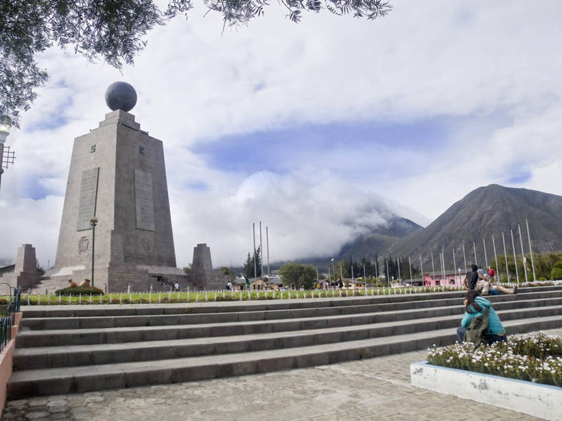 坐,横图,室外,白天,仰视,山,雕塑,厄瓜多尔,朦胧,模糊,云,首都,台阶,天空,地标建筑,南美,摄影,宁静,拉丁美洲,基多,年轻人,彩图,低角度拍摄