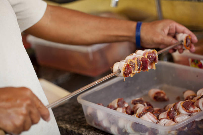 成年人,一个人,横图,俯视,烧烤,巴西,仅一个男性,准备,朦胧,模糊,金属,塑胶,肉,牛排,拿着,饮食,南美,人体,摄影,手镯,拉丁美洲,清新,四肢,马瑙斯,巴西文化,熏猪肉,男人,手臂,彩图,高角度拍摄,传统文化,对焦