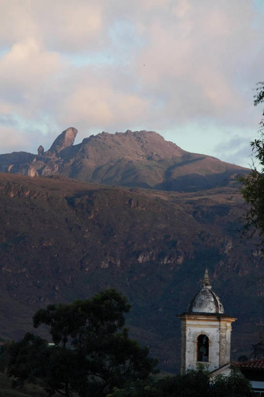 无人,教堂,竖图,室外,白天,山,建筑,巴西,云,钟楼,南美,摄影,宁静,部分,拉丁美洲,树梢,米纳斯吉拉斯州,彩图,传统文化