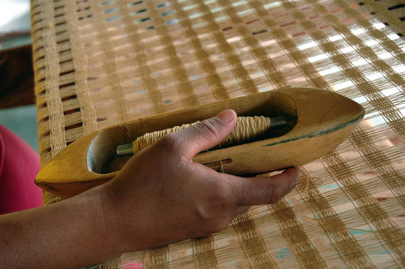 成年人,手,一个人,横图,俯视,特写,巴西,仅一个女性,朦胧,模糊,卷曲,编织,缠绕,木制,织物,拿着,线团,纺织,工艺品,毛线,职业,南美,人体,摄影,拉丁美洲,手艺,工匠,米纳斯吉拉斯州,织机,美术工艺,巴西文化,女人,彩图,高角度拍摄,传统文化