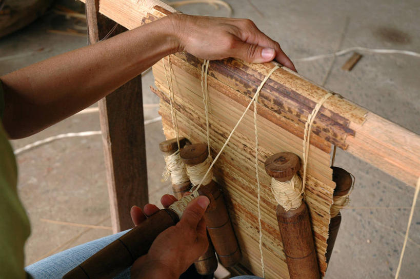 手,一个人,横图,俯视,特写,巴西,朦胧,模糊,木制,稻草,拿着,纺织,工艺品,职业,南美,人体,摄影,拉丁美洲,手艺,工匠,米纳斯吉拉斯州,织机,美术工艺,巴西文化,彩图,高角度拍摄,传统文化