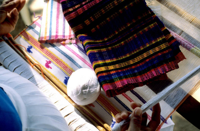 手,一个人,横图,俯视,特写,纺织品,萨尔瓦多,拿着,工艺品,职业,人体,摄影,部分,中美洲,拉丁美洲,手艺,针织品,工匠,圣萨尔瓦多,织机,美术工艺,彩图,高角度拍摄,传统文化