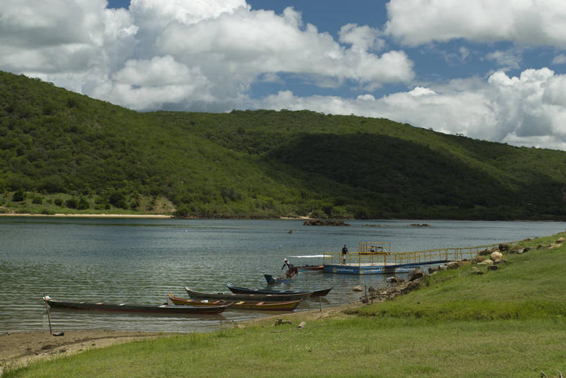 成年人,两个人,横图,俯视,室外,白天,旅游,度假,河流,美景,山,水,建筑,船,巴西,停靠,朦胧,模糊,地形,景观,云,历史,娱乐,草,天空,自然,享受,休闲,景色,南美,放松,运输,摄影,灌木,宁静,拉丁美洲,停泊,自然风光,独木舟,水虎鱼,阿拉戈斯,巴西文化,男人,彩图,高角度拍摄