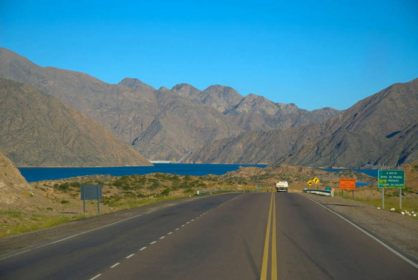 无人,横图,室外,白天,旅游,度假,湖,美景,山,山脉,水,植物,路,公路,日光,阿根廷,地形,景观,风景,自然,夏天,景色,南美,运输,摄影,宁静,自然风光,万里无云,安地斯山脉,门多萨,彩图,旅行
