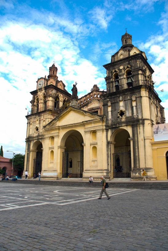 广场,竖图,室外,白天,度假,美景,城市风光,城市,建筑,街道,日光,阿根廷,景观,云,钟楼,历史,娱乐,享受,休闲,景色,南美,放松,摄影,宗教,科尔多巴,科尔多瓦,彩图,大教堂,柱头