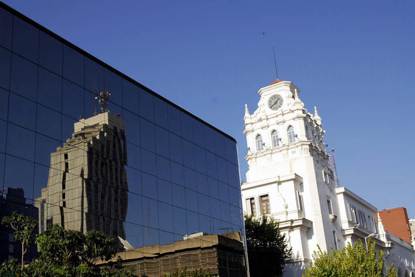 无人,教堂,横图,竖图,室外,白天,侧面,太阳,建筑,日光,阿根廷,阴影,眼镜,历史,树,蓝色,白色,南美,摄影,宗教,基督教,圆顶建筑,科尔多巴,万里无云,科尔多瓦,敲诊槌,自然地理,彩图