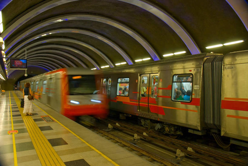 成年人,一个人,横图,建筑,车站,智利,地铁站,首都,现代,运输,摄影,女人,彩图