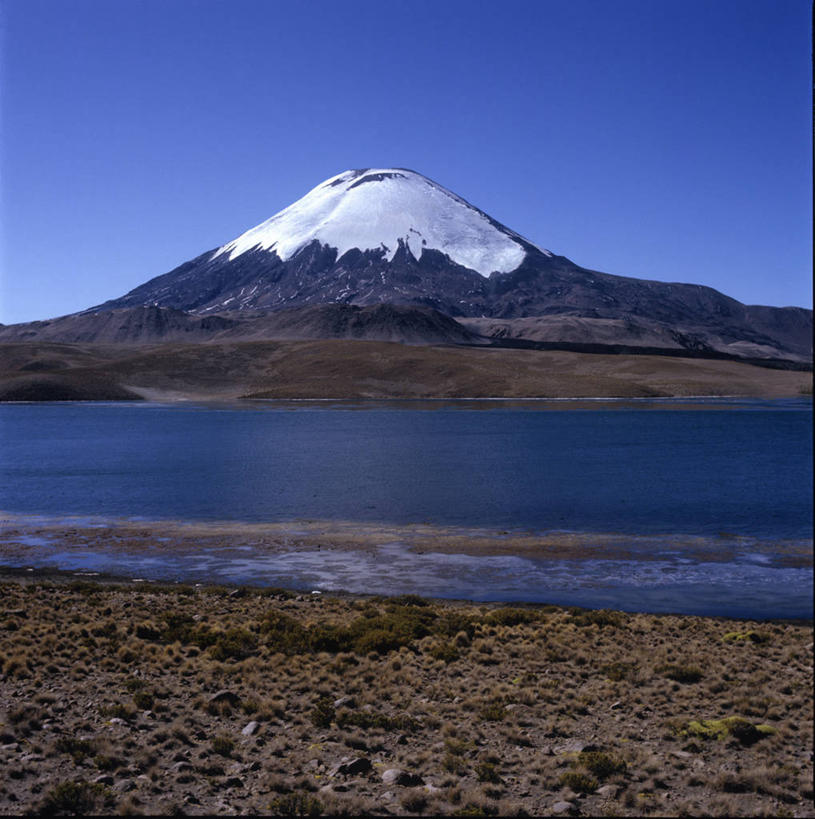 无人,竖图,俯视,航拍,室外,旅游,火山,山,水,雪,智利,地形,蓝色,风景,天空,自然,南美,摄影,南美洲,拉丁美洲,鸟瞰,美洲,首府,亚美利加洲,南亚美利加洲,智利共和国,潟湖,阿里卡,活火山,彩图,高角度拍摄,旅行,阿里卡和帕里纳科塔大区