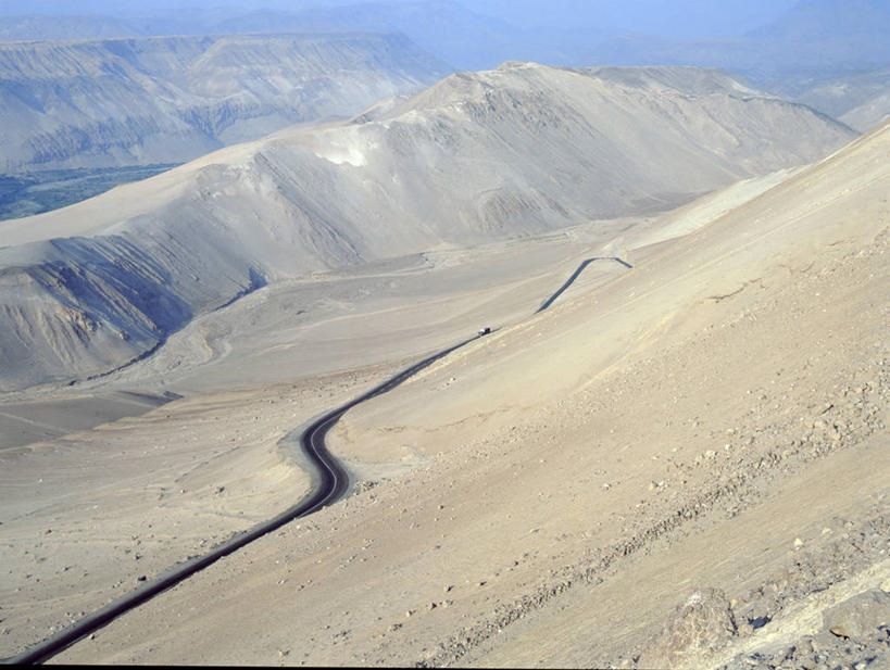 无人,横图,竖图,俯视,航拍,室外,旅游,火山,沙漠,山,智利,沙子,地形,小路,风景,南美,摄影,南美洲,拉丁美洲,鸟瞰,美洲,首府,亚美利加洲,南亚美利加洲,智利共和国,阿里卡,活火山,彩图,高角度拍摄,旅行,阿里卡和帕里纳科塔大区