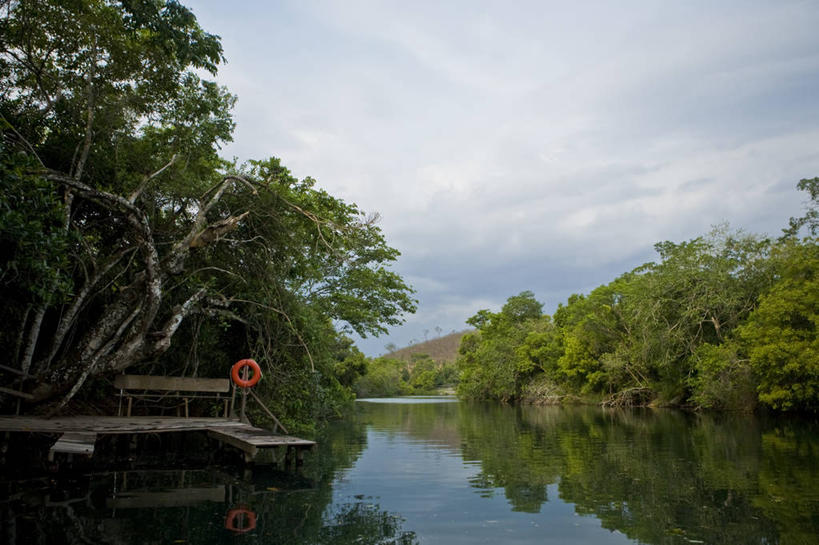 游泳,无人,码头,横图,室外,白天,河流,美景,巴西,反射,救生圈,塑料,景观,流水,云,树,绿色,天空,自然,安全带,塑料制品,游泳圈,景色,南美,摄影,充气,保护,环境,南美洲,救生,拉丁美洲,自然风光,美洲,巴西联邦共和国,亚美利加洲,南亚美利加洲,泅水,南马托格罗索,南马托格罗索州,彩图,旅行,林荫大道