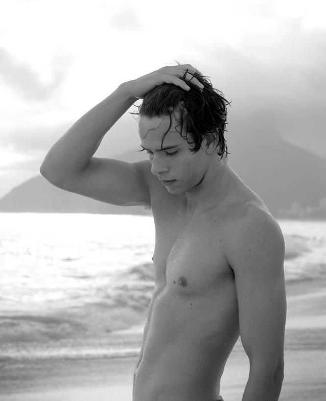 成年人,一个人,摸,竖图,室外,度假,自由,海洋,水,巴西,仅一个男性,仅一个人,抚摸,湿,云,拿着,托腮,注视,裸露,仅一个年轻男性,天空,自然,黄昏,观察,看,思考,南美,摄影,观看,宁静,惊奇,环境,察看,南美洲,拉丁美洲,关注,美洲,里约热内卢,裸,里约热内卢州,巴西联邦共和国,首府,亚美利加洲,南亚美利加洲,里约热内卢市,依帕内玛,依帕内玛海滩,男人,男性,年轻男性,年轻人,海滩,触摸,接触,半身,彩图,旅行