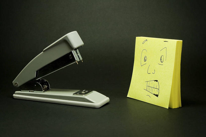 无人,横图,室内,黑色背景,纸,便签,订书机,黑色,摄影,创造力,恐怖,想法,彩图,影棚拍摄,拟人