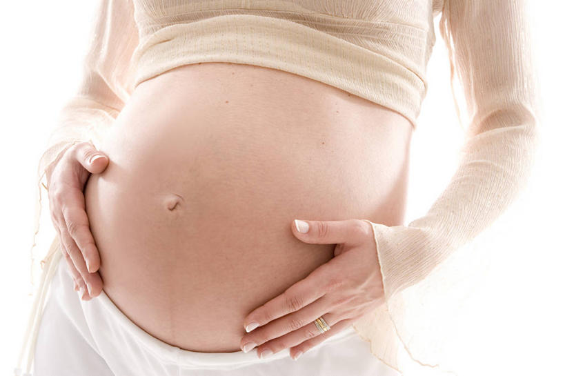 成年人,一个人,父母,母亲,站,摸,横图,室内,特写,白色背景,正面,纯洁,仅一个女性,抚摸,休闲装,衣服,白色,怀孕,童年,摄影,关爱,开端,触摸,接触,彩图,影棚拍摄,爱