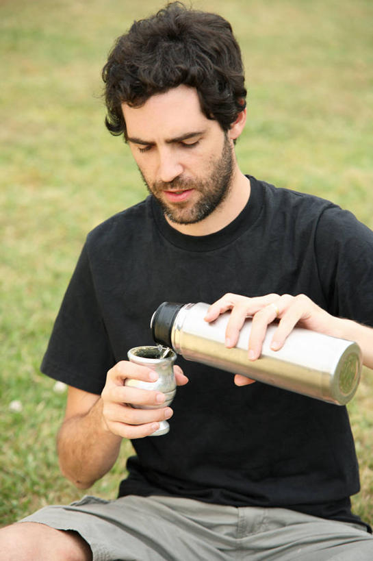 西方人,成年人,中年人,胡须,一个人,微笑,竖图,室外,特写,城市,餐具,银,阿根廷,欧洲,欧洲人,仅一个男性,仅一个人,仅一个中年男性,倒,喝,金属,蒸汽,洞,食品,杯,注视,饮食,草,饮料,仅一个年轻男性,甜食,观察,看,南美,摄影,观看,察看,毛发,拉丁美洲,关注,肖像,热饮,保温瓶,马黛茶,男人,男性,年轻男性,中年男性,白种人,年轻人,胡子,络腮胡,半身,彩图,白色人种,高加索人种,欧罗巴人种