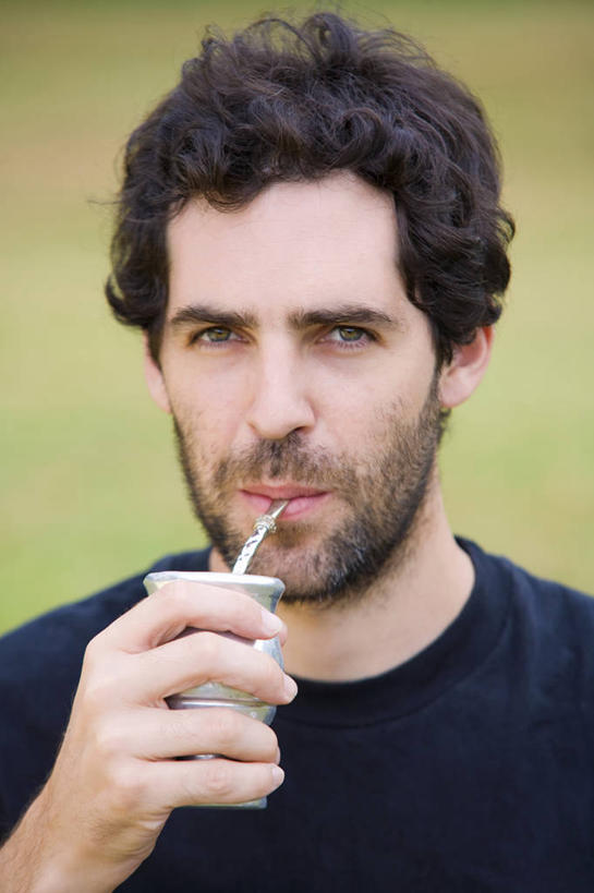 西方人,成年人,胡须,一个人,微笑,竖图,室外,城市,餐具,银,阿根廷,欧洲,欧洲人,仅一个男性,仅一个人,喝,金属,蒸汽,洞,食品,杯,饮食,饮料,仅一个年轻男性,甜食,南美,摄影,毛发,拉丁美洲,肖像,热饮,马黛茶,男人,男性,年轻男性,白种人,年轻人,胡子,络腮胡,彩图,白色人种,高加索人种,欧罗巴人种