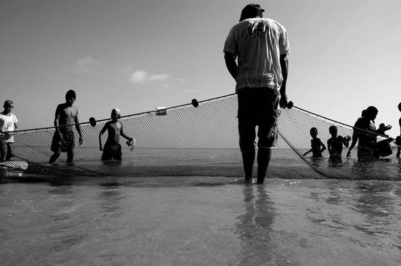 人群,渔夫,站,横图,室外,白天,旅游,度假,合作,团队,渔业,机器,海洋,美景,水,巴西,朦胧,模糊,地形,景观,拿着,休闲装,娱乐,裸露,衣服,天空,自然,享受,休闲,机械,景色,南美,放松,摄影,渔网,协助,近景,自然风光,裸,鱼网,户外活动,阿拉戈斯,马塞约,海滩,半身,彩图,钓鱼,旅行,传统文化,农业机械