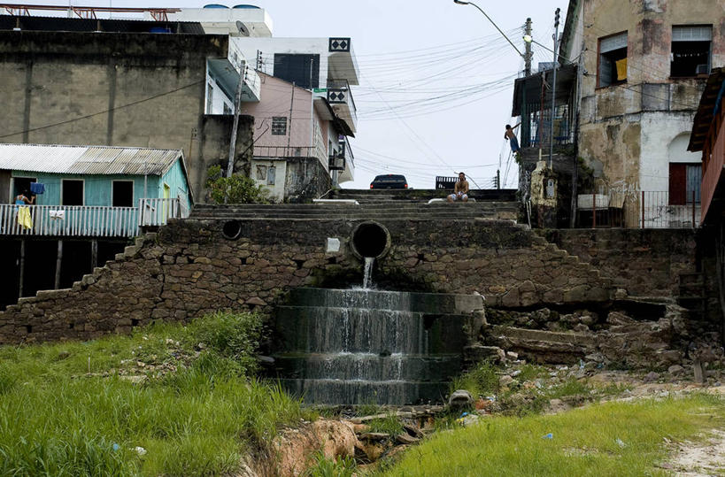 无人,横图,室外,白天,建筑,巴西,草,天空,南美,摄影,排水沟,污染,贫穷,房地产,问题,万里无云,马瑙斯,贫民窟,彩图,水污染,社会问题