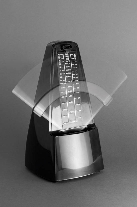 无人,竖图,黑白,室内,运动模糊,灰色背景,时间,工具,节拍器,音乐,摄影,测量工具,准确,影棚拍摄,舞蹈