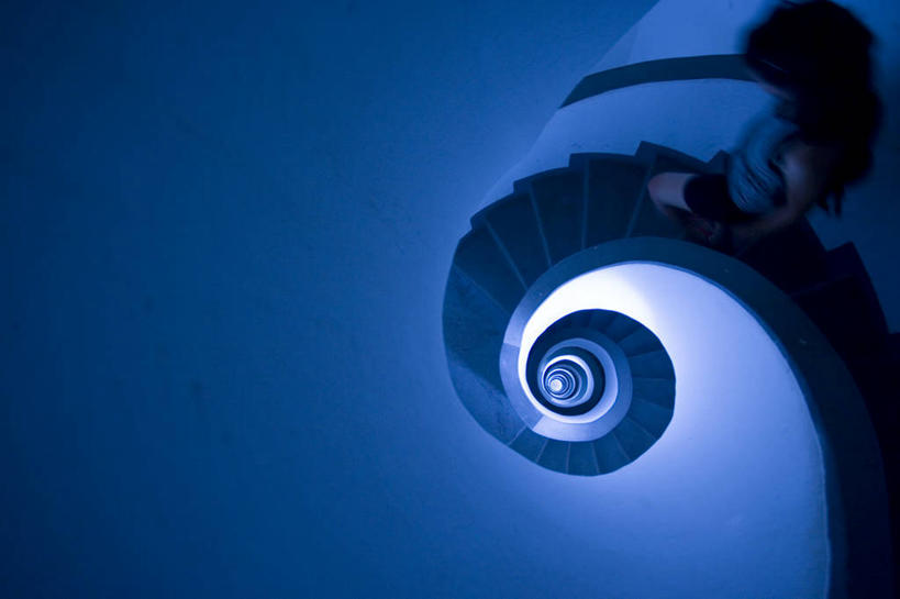 一个人,栏杆,横图,俯视,室内,楼梯,建筑,巴西,朦胧,模糊,圆形,蜗牛,扶手,阶梯,休闲装,护栏,台阶,衣服,蓝色,南美,摄影,近景,漩涡形,螺线,下移,腹足动物,螺旋状,彩图,高角度拍摄,旅行,螺旋形,螺旋形状,螺旋型