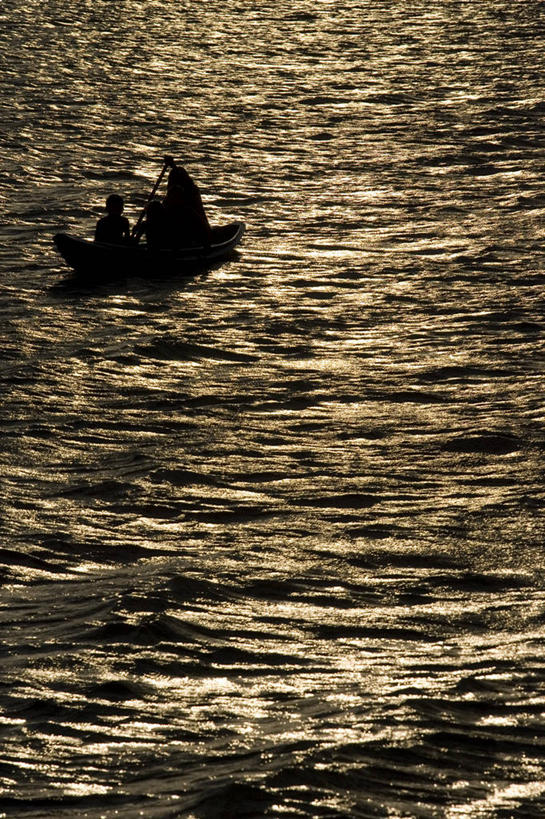 划船,脸,头,脸颊,两个人,坐,竖图,室外,河流,船,巴西,亚马逊河,波纹,朦胧,模糊,流水,木船,肩膀,黄昏,交通工具,南美,运输,摄影,桨,舟,载具,独木舟,剪影,逆光,独木船,荡舟,头部,脸部,脸蛋,面部,半身,彩图