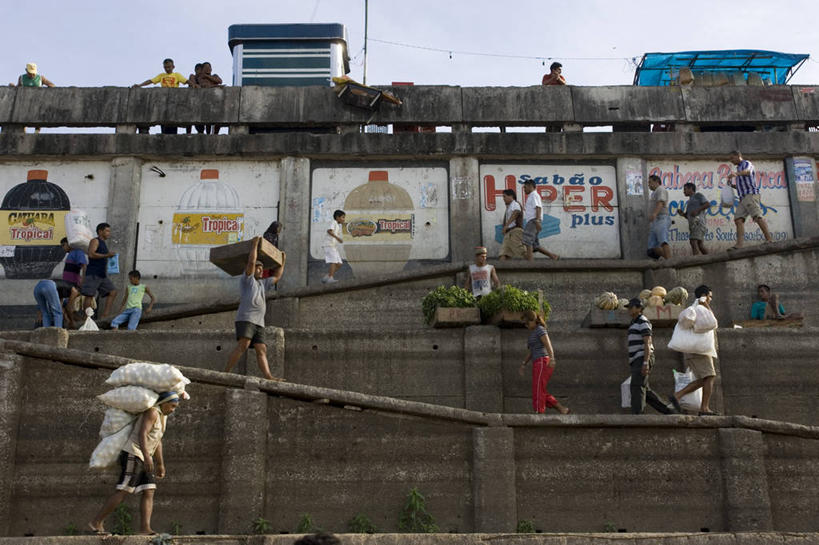 人群,横图,室外,白天,商务,消费,河流,巴西,亚马逊河,朦胧,模糊,商品,市场,许多人,拿着,饮食,衣服,一群人,南美,零售,头顶,摄影,生活方式,运送,近景,马瑙斯,步行,彩图,传统服装,鱼市