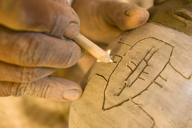 手,一个人,横图,特写,巴西,雕刻,陶瓷制品,拿着,陶器,南美,人体,摄影,部分,创造力,巴伊亚州,技能,想法,美术工艺,彩图