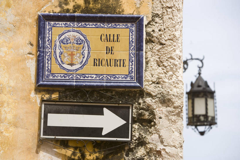 无人,横图,室外,特写,白天,通讯,建筑,指示牌,哥伦比亚,吊挂,悬挂,标志,文字,墙,挂,方向,标识,箭头,灯,南美,摄影,指导,英文字母,指向,卡塔赫纳,簇,想法,彩图,旅行