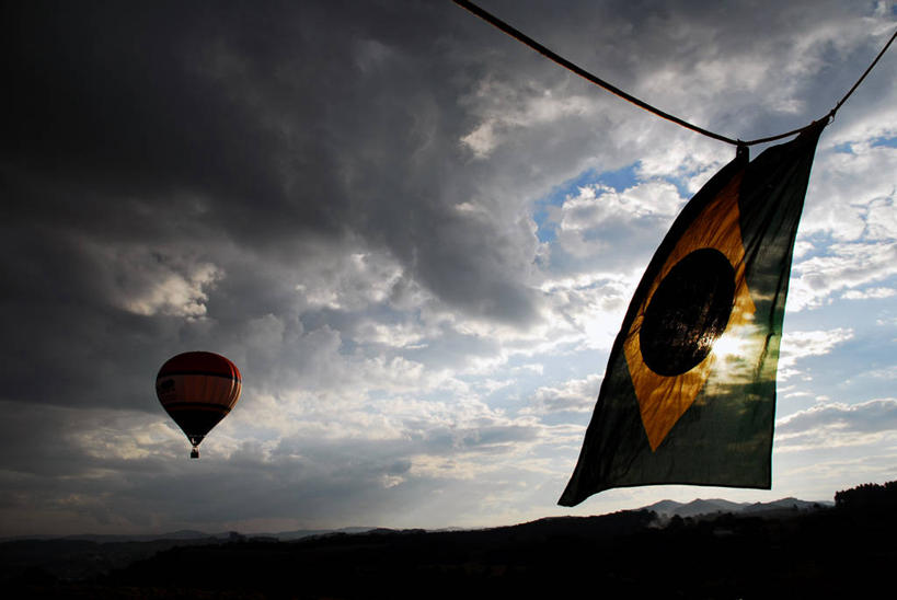 横图,室外,白天,旅游,度假,探险,美景,风,巴西,吊挂,悬挂,起飞,朦胧,模糊,景观,云,半空,挂,娱乐,飞,天空,自然,热气球,绳子,享受,休闲,景色,南美,放松,探索,运输,摄影,上升,环境,权威,自然风光,剪影,逆光,发明,圣卡塔琳娜,冒险,彩图,旅行,巴西国旗