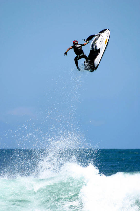 一个人,站,跳,举,竖图,室外,运动服,运动,信心,海洋,水,起飞,朦胧,模糊,溅,工作,半空,拿着,衣服,蓝色,天空,看,托,平衡,人体,摄影,上升,动作,控制,专心,敏捷,体育器械,体育活动,冒险,举起,举手,举着,向上举,向上伸,向上托,彩图,安全设备