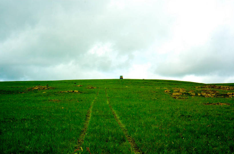 无人,横图,室外,白天,旅途,汽车,巴西,地平线,辽阔,地面,痕迹,草,广阔,运输,摄影,一望无际,延伸,四驱车,天地相交,米纳斯吉拉斯州,无边无际,一马平川,冒险,彩图,旅行,轮胎印