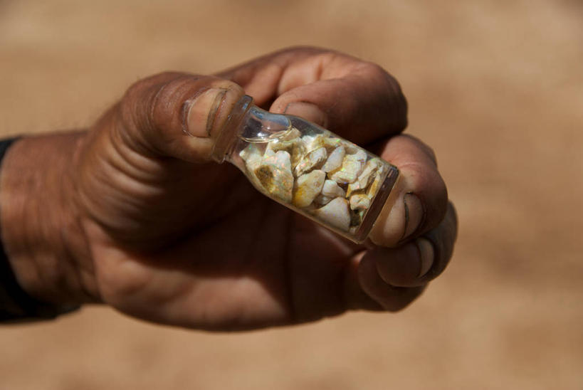 手,一个人,横图,特写,巴西,拿着,瓶子,南美,财富,人体,摄影,部分,石油工业,宝石,简单,清新,出示,毁灭,彩图,贵重宝石