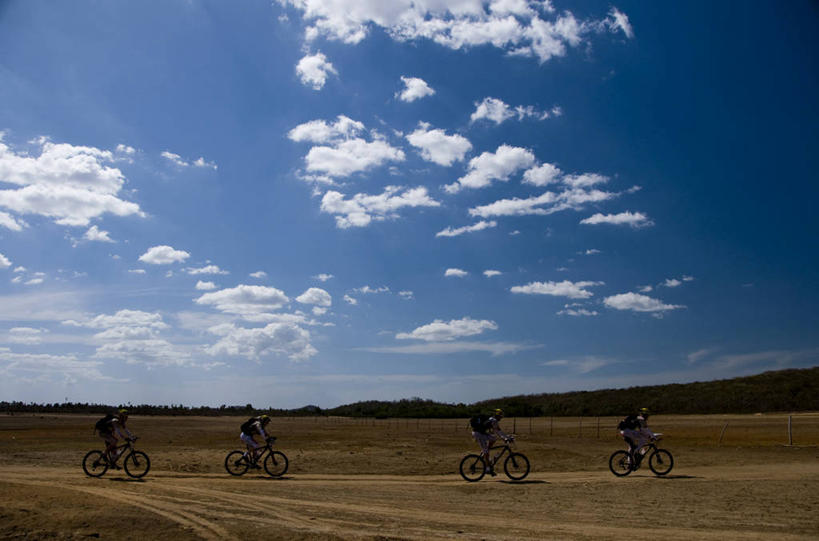 四个人,横图,室外,白天,锻炼,旅游,度假,探险,运动,自行车,巴西,朦胧,模糊,痕迹,山地车,娱乐,车,脚踏车,骑,天空,自然,交通工具,骑车,享受,休闲,南美,放松,运输,摄影,环境,南美洲,拉丁美洲,载具,室外运动,美洲,剪影,户外运动,逆光,山地自行车,巴西联邦共和国,亚美利加洲,南亚美利加洲,塞阿拉,塞阿拉州,塞阿腊,冒险,彩图,健身,轮胎印