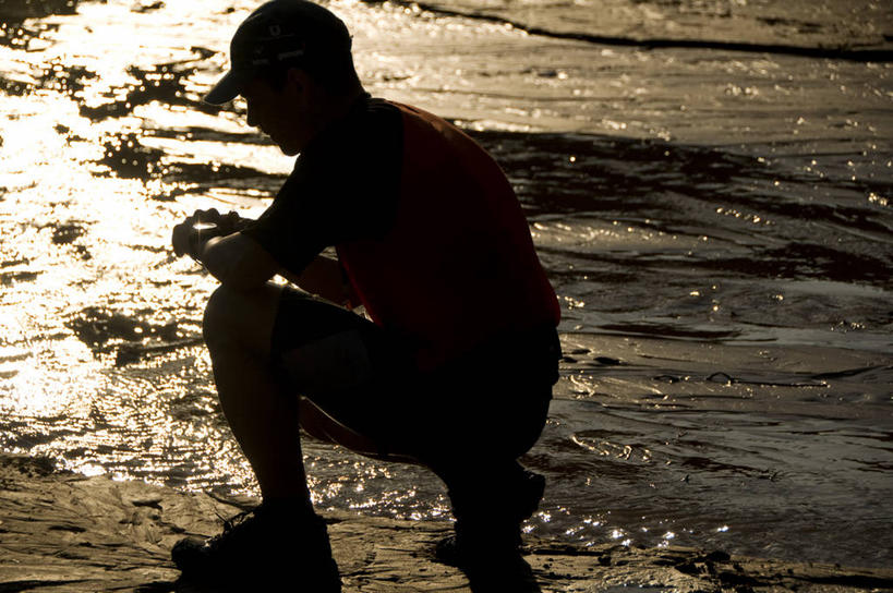 成年人,一个人,蹲,横图,室外,海浪,海洋,水,帽子,巴西,仅一个男性,时间,注视,自然,黄昏,观察,看,手势,表,鸭舌帽,南美,个性,摄影,观看,腕表,环境,察看,南美洲,拉丁美洲,关注,美洲,剪影,逆光,巴西联邦共和国,亚美利加洲,南亚美利加洲,塞阿拉,塞阿拉州,塞阿腊,海滩,彩图,打手势