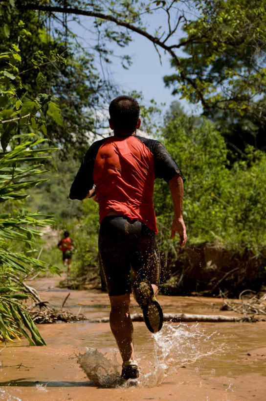 成年人,两个人,跑,竖图,室外,白天,运动服,运动,竞争,水,巴西,溅,泥土,树,背面,衣服,天空,南美,活力,摄影,圣保罗州,冒险,男人,彩图
