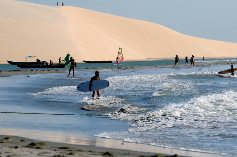 冲浪,人群,站,横图,室外,白天,旅游,度假,运动,海洋,山,水,船,巴西,行人,游客,游人,波纹,朦胧,模糊,冲浪板,沙子,河岸,水边,沙丘,许多人,拿着,路人,旅客,天空,波浪,一群人,南美,乐趣,运输,摄影,宁静,南美洲,享乐,拉丁美洲,运送,美洲,巴西联邦共和国,亚美利加洲,南亚美利加洲,塞阿拉,塞阿拉州,塞阿腊,技能,过客,海滩,休闲活动,彩图,旅行