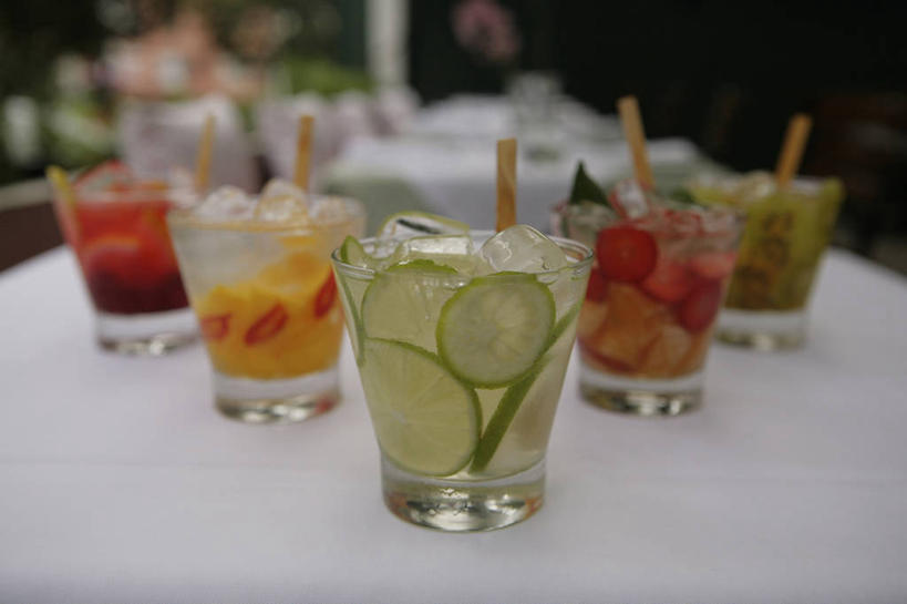 无人,横图,室外,白天,家具,桌子,餐具,巴西,牙签,冰块,酒类,饮食,酒,饮料,黄色,南美,寒冷,摄影,多样,清新,取食签,圣保罗,圣保罗州,玻璃杯,彩图,盖比丽娜酒,人造冰