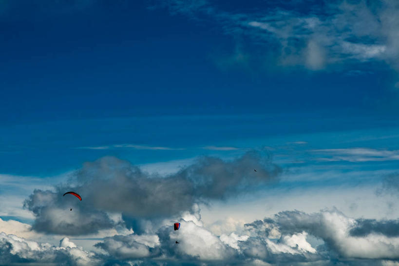 无人,横图,室外,白天,自由,运动,降落伞,云,着陆,飞,蓝色,天空,自然,摄影,环境,登陆,载具,下降,降落,航空工具,减速器,无忧无虑,冒险,彩图
