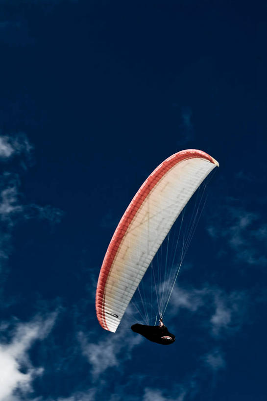 一个人,竖图,室外,白天,仰视,自由,运动,降落伞,朦胧,模糊,云,着陆,飞,蓝色,天空,摄影,登陆,载具,下降,降落,航空工具,减速器,无忧无虑,冒险,彩图,低角度拍摄