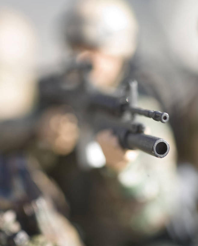 成年人,一个人,站,竖图,室外,白天,制服,玩具,仅一个男性,士兵,朦胧,模糊,军事,小的,枪支,拿着,武器,摄影,专心,暴力,决心,瞄准,军服,来福枪,军队,机敏,彩图,社会问题