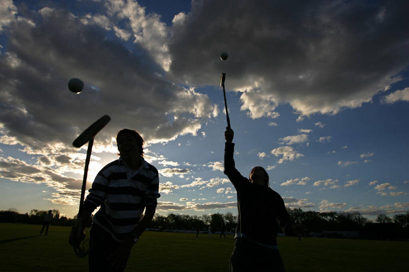 西方人,儿童,两个人,举,横图,室外,白天,时尚,纯洁,运动,竞争,日落,马,欧洲,欧洲人,朦胧,模糊,田地,云,竞技场,半空,拿着,运动器械,球,天空,黄昏,托,t台,健身器械,可爱,童年,童趣,摄影,生活方式,敏捷,剪影,健身器材,逆光,童真,烂漫,无邪,德克萨斯,马球,打毬,击鞠,时装表演,时装秀,t型台,走秀,天真,男孩,男性,白种人,休闲活动,举起,举手,举着,向上举,向上伸,向上托,彩图,运动器材,马术运动