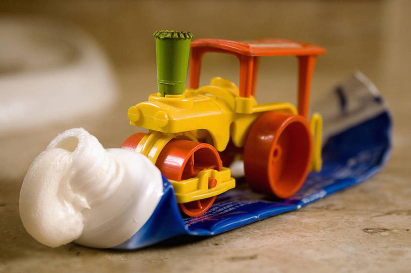 无人,横图,室内,特写,时尚,家具,桌子,玩具,水槽,牙膏,塑胶,打开,t台,童年,摄影,创造力,开启,拖拉机,推土机,农具,耕具,想法,时装表演,时装秀,t型台,走秀,彩图