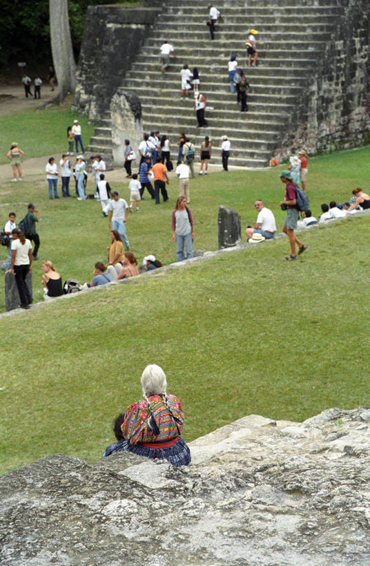 成年人,人群,站,坐,竖图,室外,白天,旅游,度假,时尚,危地马拉,行人,游客,游人,朦胧,模糊,许多人,历史,路人,旅客,废墟,台阶,草,地标建筑,看,一群人,思考,t台,摄影,观看,考古学,国家公园,中美洲,蒂卡尔国家公园,古代文明,过客,时装表演,时装秀,t型台,走秀,男人,男性,女人,女性,步行,彩图,旅行,独处,迪卡尔,过去