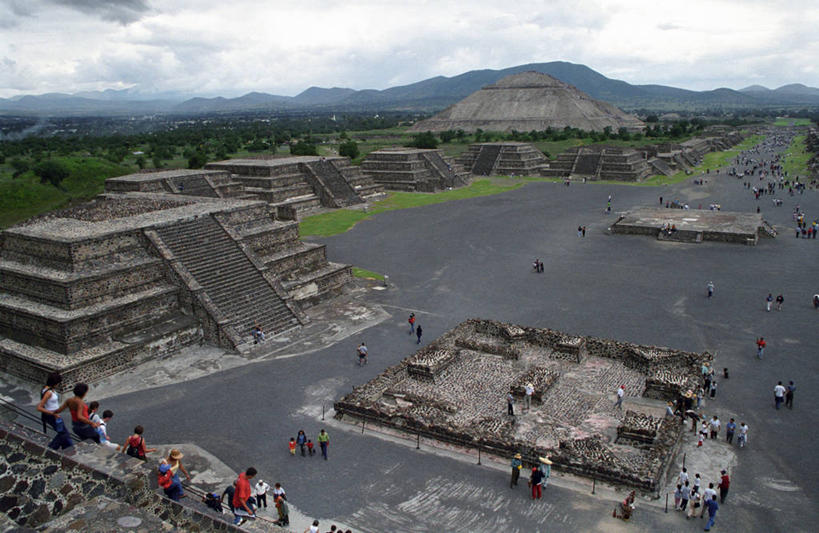 人群,横图,俯视,室外,白天,旅游,度假,时尚,山,山脉,危地马拉,朦胧,模糊,许多人,历史,废墟,台阶,草,天空,地标建筑,一群人,t台,金字塔,摄影,考古学,国家公园,中美洲,狄奥提瓦康,蒂卡尔国家公园,古代文明,时装表演,时装秀,t型台,走秀,步行,彩图,高角度拍摄,旅行,墨西哥州,迪卡尔,过去