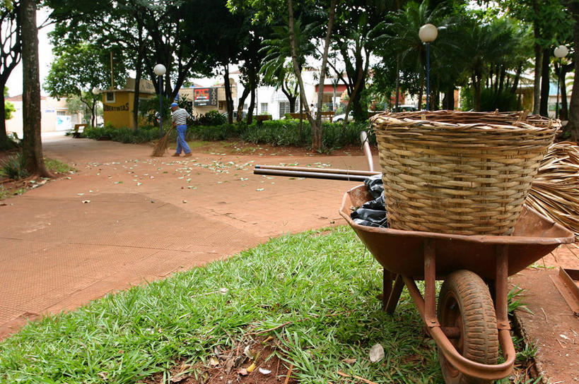 成年人,一个人,广场,横图,室外,白天,留白,时尚,路灯,巴西,仅一个男性,朦胧,模糊,篮子,扫帚,园艺,休闲装,草,树,衣服,自然,车轮,t台,南美,摄影,环境,照明设备,关爱,独轮手推车,责任,圣保罗州,时装表演,时装秀,t型台,走秀,男人,男性,清洗,彩图,例行公事